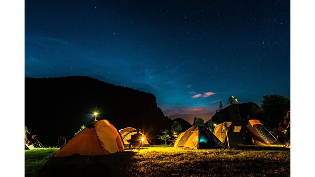 夜のキャンプ場のテントの写真