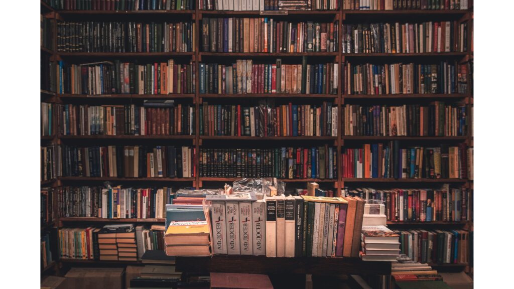 本に囲まれた小説家の部屋のイメージ