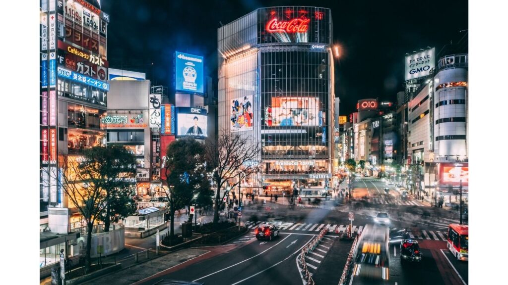 夜の東京の繁華街のイメージ写真