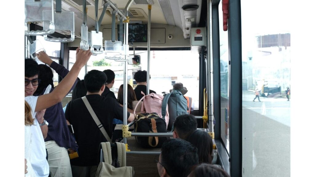 通勤中のバスの車内イメージ