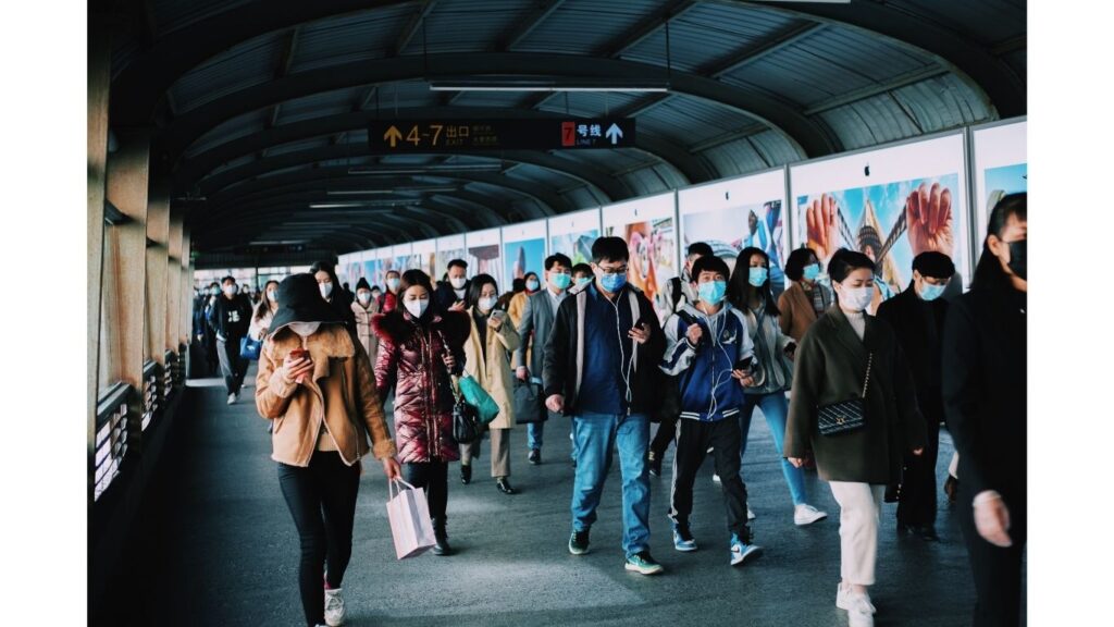 マスクで外出している様子のイメージ画像