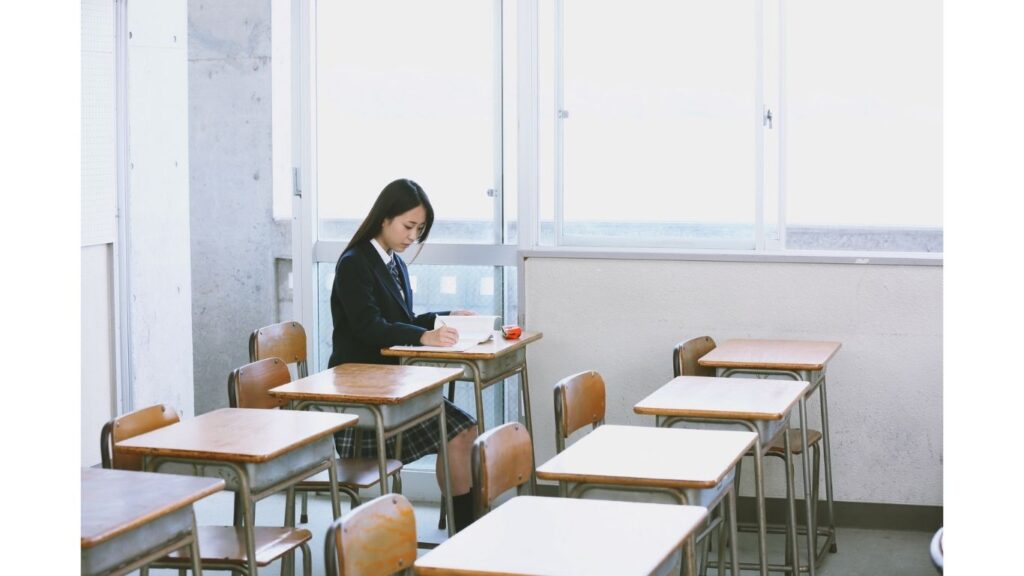 ハツが教室で一人で過ごしているイメージ写真