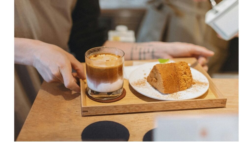 喫茶店でコーヒーとケーキを頼んだイメージ写真