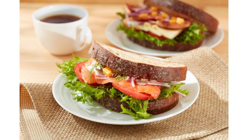 コーヒーとサンドのイメージ写真