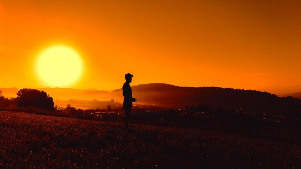 田舎の夕陽が沈んでいくイメージ写真
