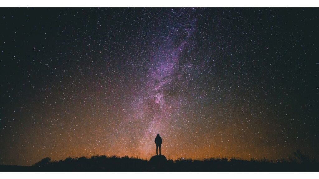 夜空を歩くイメージ写真
