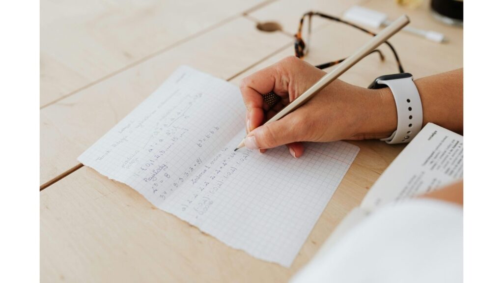 文字の練習しているイメージ写真