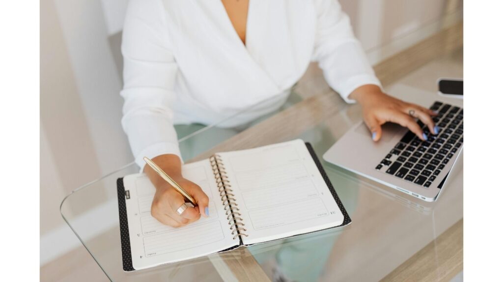 自分に気持ちをメモしているイメージ画像