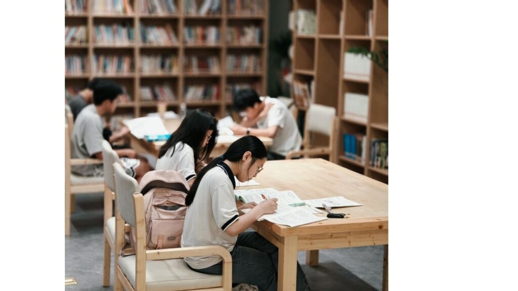 図書館利用者が自由な時間を過ごしているイメージ画像