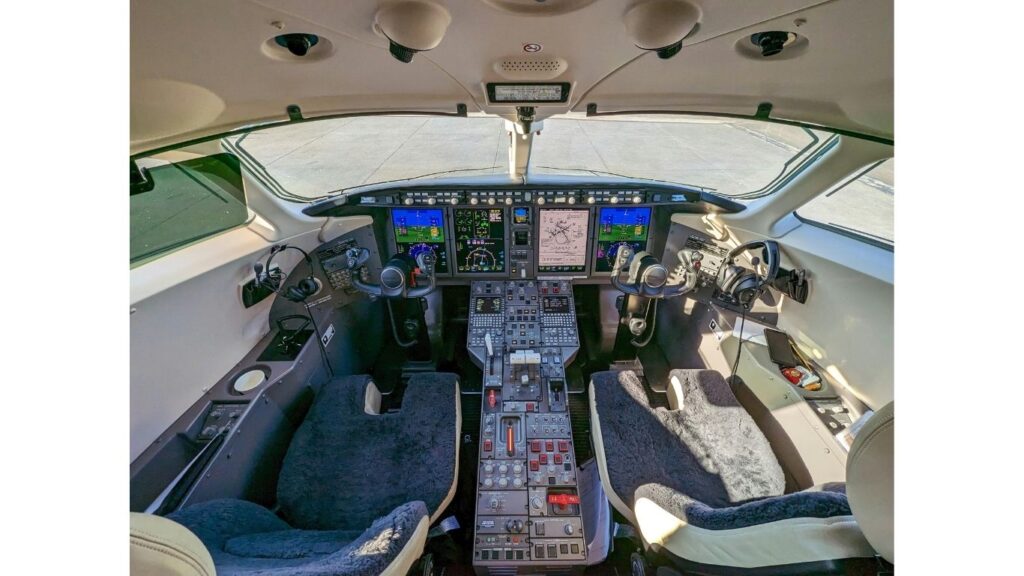 飛行機のコックピットのイメージ画像