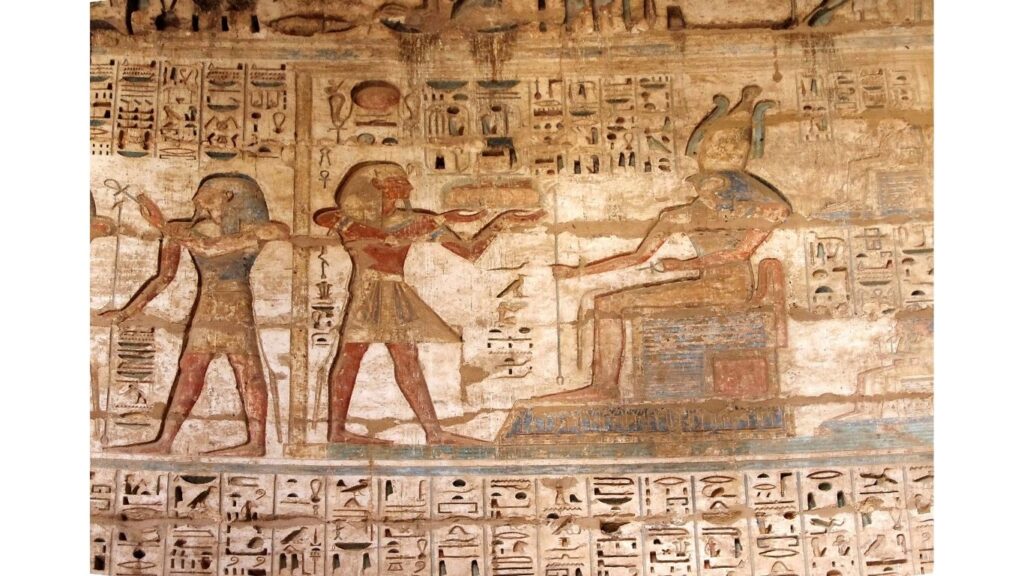 ピラミッドの中の壁のイメージ画像